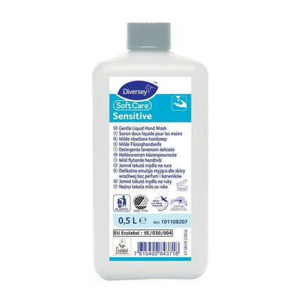 Een fles van 500 ml van Diversey Deutschland GmbH & Co. OHG Soft Care Sensitive Milde Handwaslotion zonder parfum en kleurstoffen heeft een blauw-wit etiket met meertalige productinformatie, dermatologische tests en symbolen voor recycleerbaarheid.