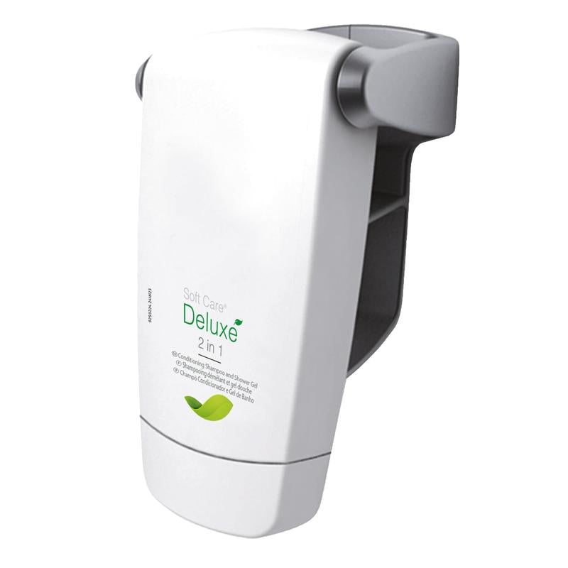 Een witte, wandgemonteerde dispenser 'Soft Care Deluxe 2 in 1, Duschgel & Shampoo' van Diversey Deutschland GmbH & Co. OHG met groene tekst, een bladgrafiek en grijze accenten - perfect voor douchegel of shampoo.