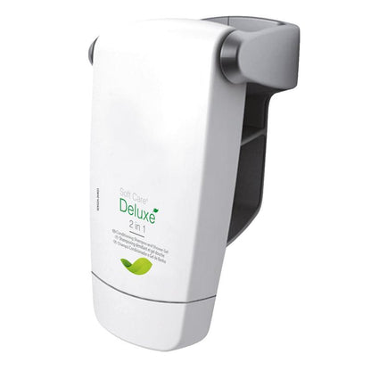 Een witte, wandgemonteerde dispenser 'Soft Care Deluxe 2 in 1, Duschgel & Shampoo' van Diversey Deutschland GmbH & Co. OHG met groene tekst, een bladgrafiek en grijze accenten - perfect voor douchegel of shampoo.