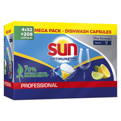 Eine Packung Sun Professional Optimum All in One Spülmaschinenkapseln mit Klarspüler und Salz von Diversey Deutschland GmbH & Co. OHG, mit 52 Tabs, mit Abbildungen eines Sektglases, einer Kapsel und von Zitrusfrüchten auf der Packung.