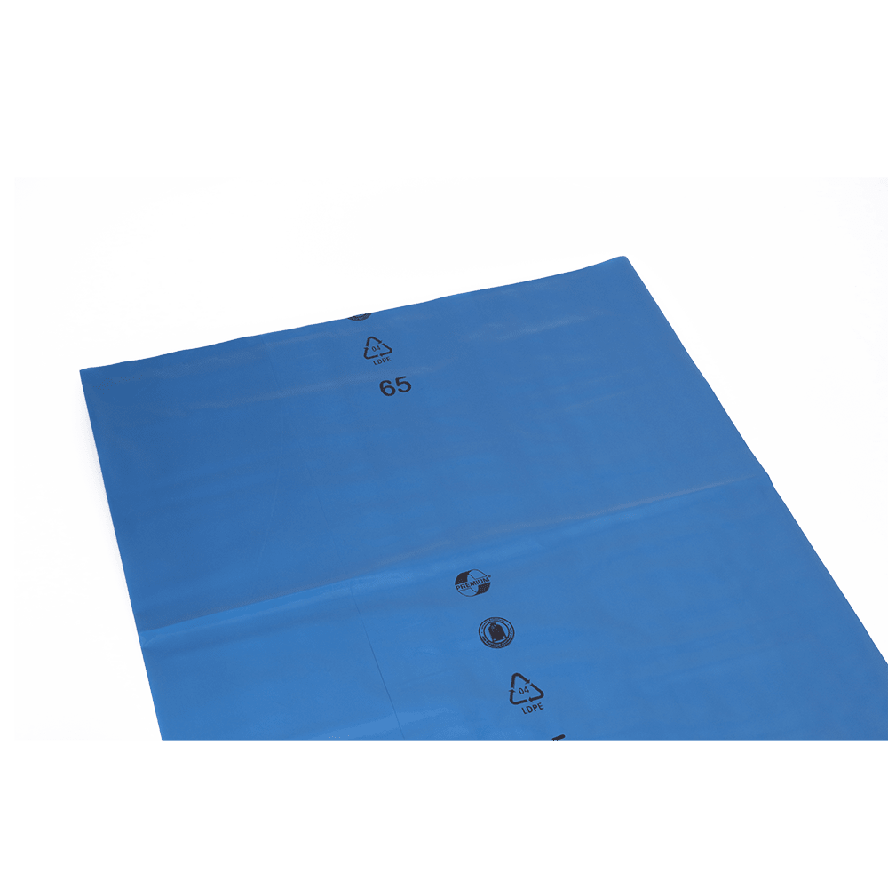 Een vlakke, blauwe kunststof folie - zoals die van EMIL DEISS KG (GmbH + Co.) DEISS 10122 - 900x1100x0,07 mm blauw (doos, 200 verpakkingen) - toont zwarte recycling-/waarschuwingssymbolen en het getal 65 op een effen witte achtergrond; ideaal voor afvalverwerking.