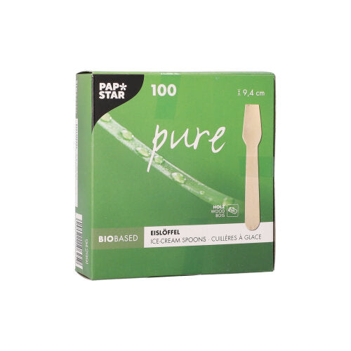 Een groen-witte doos van de PAPSTAR GmbH (PAPSTAR ijsschep van hout "pure" 9,4 cm) bevat 100 milieuvriendelijke houten lepels met een lepelafbeelding aan de rechterkant. Elke lepel is 9,4 cm lang en wordt geleverd in een kartonnen doos.