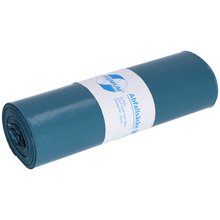 Ein aufgerollter blauer DEISS Müllsack (70 l, 575x1000x0,06 mm, Recycling-LDPE) der EMIL DEISS KG (GmbH + Co.) ist mit einem weißen Etikett mit Logo versehen, das auf unifarbenem Hintergrund seine Entsorgungsfreundlichkeit betont.