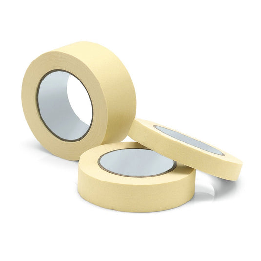 Drie rollen Nölle Profi Brush schildersafplaktape van Nölle Profi Brush Bürsten- & Pinseltechnik e.K. in beige zijn afgebeeld op een witte achtergrond – twee staand, één liggend – met zichtbare kartonnen kernen, ideaal voor nauwkeurige verfkanten en professioneel werk.