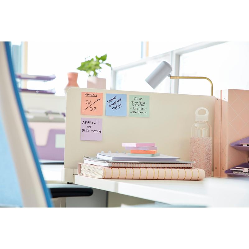 Een moderne bureautafel met notitieboeken, een waterfles, een 3M Deutschland GmbH Post-it® Super Sticky Notes (76 x 127 mm, 90 vel, 100% PEFC) op een scheidingswand, een lamp en ordners op de achtergrond. Enkele notities tonen herinneringen en taken.