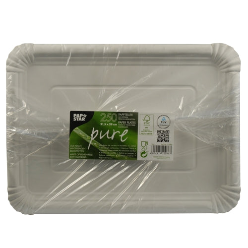 Een stapel met 250 PAPSTAR "puur" rechthoekige witte kartonnen borden van versvezelkarton, milieuvriendelijk verpakt in plastic, met een groen etiket met productinformatie en certificeringslogo's van PAPSTAR GmbH.