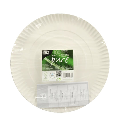 Een stapel ronde, witte PAPSTAR "pure" kartonnen borden (100 stuks, FSC-gecertificeerd) met groen-witte banderol en helder plastic zakje met gevouwen papier - duurzaam van PAPSTAR GmbH.