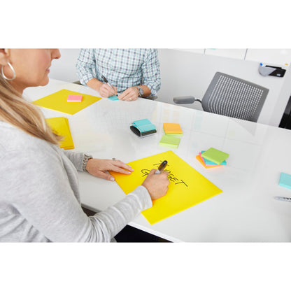 Zwei Personen sitzen an einem weißen Tisch mit Stapeln von 3M Deutschland GmbH Post-it® Super Sticky Big Notes BN11-EU, Gelb (279 mm x 279 mm, 30 Blatt). Einer schreibt "PROJEKTZIELE" auf einen Zettel, während der andere kleine Haftnotizen hält. Bürostühle und ein Whiteboard sind zu sehen.