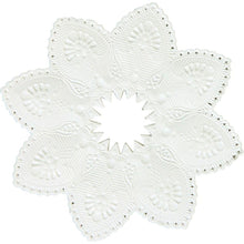 Die Kerzenmanschetten, weiß, 5x100 mm von Duni GmbH (Packung mit 100 Stück), sind ideal als elegantes Kerzenzubehör oder für die Kerzenverpackung und verschönern stilvoll jede Tischdekoration.