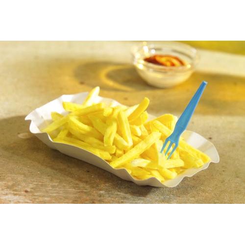 Auf einer eckigen weißen Schale vom Typ PAPSTAR 100 Pappe „pure“ der PAPSTAR GmbH liegen gelbe Pommes frites mit einer blauen Gabel. Im Hintergrund steht eine Glasschale mit Dip – ideal für umweltfreundliches Catering.