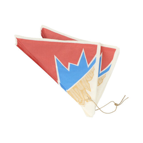 Twee PAPSTAR 1000 frietzakjes van pergamentvervanger in 'Zick-Zack' ontwerp, van PAPSTAR GmbH, zijn gestapeld en gebundeld met een dunne bruine draad.