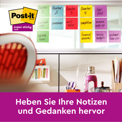 Een verscheidenheid aan Post-it® Super Sticky Notes (76x76 mm, 90 vellen/blok, 16 blokken, kleurrijke kleuren) van 3M Deutschland GmbH siert een glazen wand met zakelijke labels. Links bovenin staat het logo. Onderaan staat: "Accentueer uw notities en gedachten.