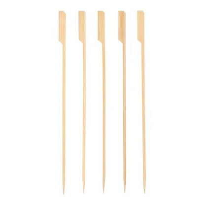 Vijf PAPSTAR grillspiesen "puur" van hout (25 cm) van PAPSTAR GmbH met een platte, afgeschuinde kop en scherpe punt liggen naast elkaar op een witte achtergrond. Ideaal voor BBQ en grillfeesten, verkrijgbaar in kartonnen tray (150 stuks).