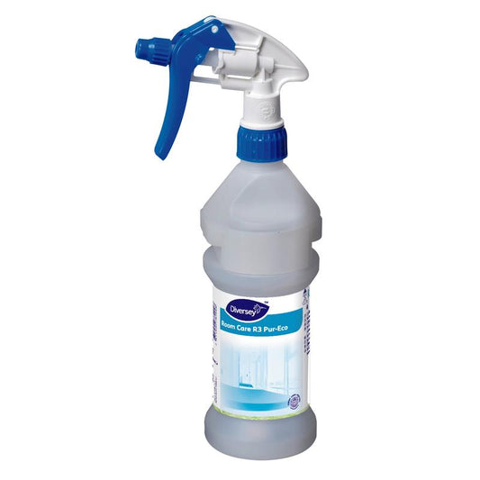 Eine transparente, ergonomische Room Care R3 Plus Pur-Eco Sprühflasche von Diversey Deutschland GmbH & Co. OHG mit blau-weißem Sprühkopf enthält klare Flüssigkeit für umweltfreundliche Reinigung; Das Etikett zeigt einen sauberen Raum.