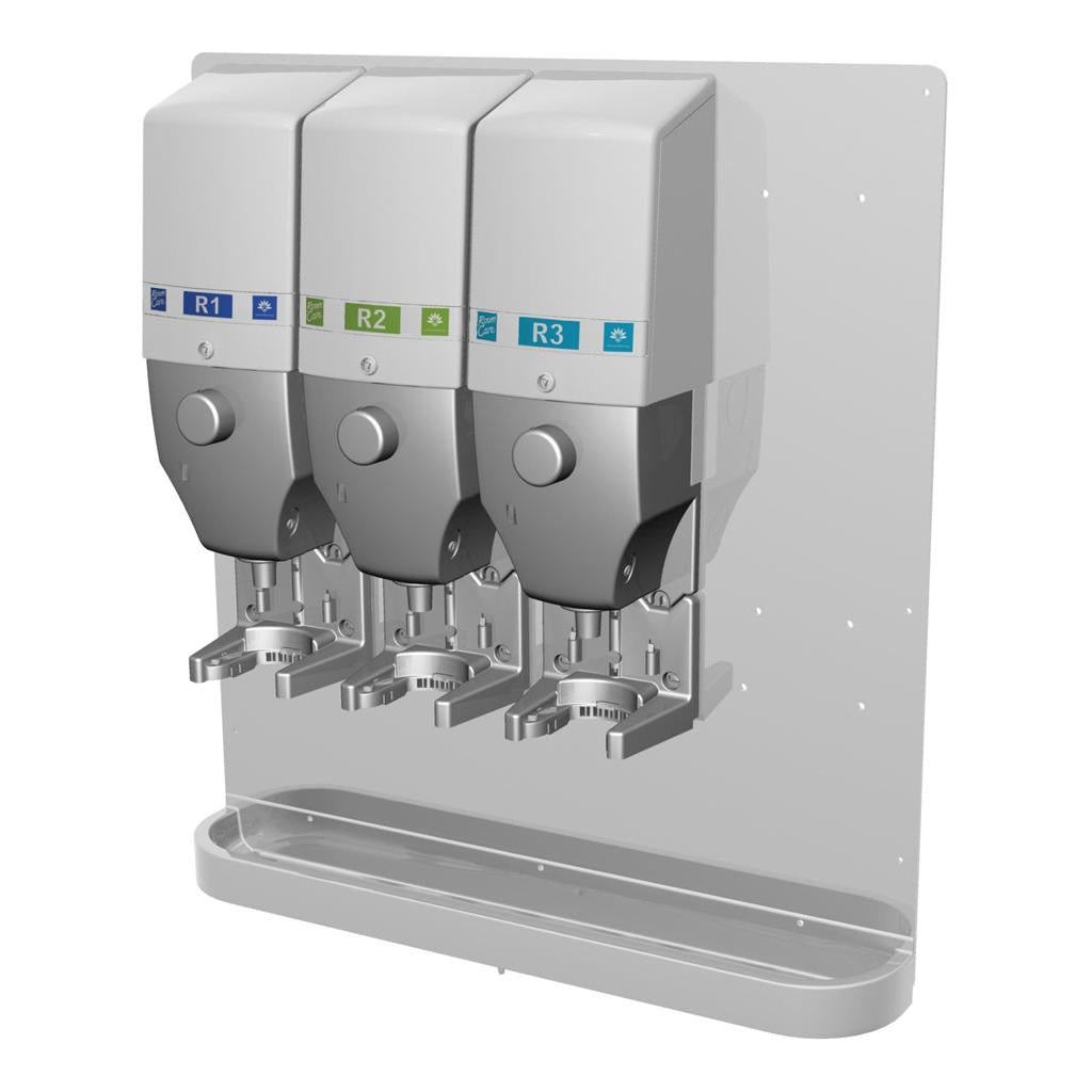 Drie DQFM-systeemdispensers (blauw, groen, blauw), wandgemonteerd met een metalen lekbak, vooraf geïnstalleerd voor lage doorstroming. Compatibel met hoogconcentraat voor hygiënisch gebruik. Merk: Diversey Deutschland GmbH & Co. OHG.