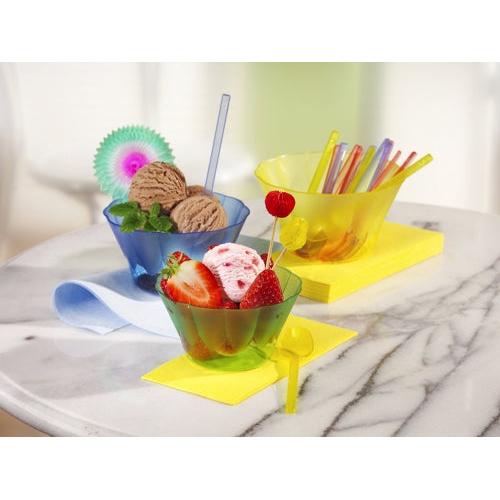 Twee Starpak 54 ijs- en dessertschaaltjes in roze (elk 400 ml) zijn gevuld met fruit en ijsschepjes op een marmeren ondergrond; de ene bevat chocolade-ijs met munt, de andere aardbeienijs met bessen. Rietjes en lepels bevinden zich in een derde schaaltje, passend bij het speelse roze ontwerp.