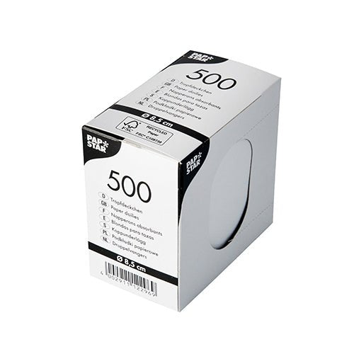 Een witte, rechthoekige PAPSTAR-doos met 500 druppelmatjes rond (Ø 8,5 cm) voor drankservetten is voorzien van productinformatie, een barcode en een ronde uitsparing (~5 cm) die zicht biedt op de witte servetten.