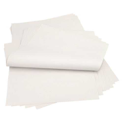 Een stapel PAPSTAR 10 kg inpakpapier, gemaakt van 100% witte cellulose van de PAPSTAR GmbH, met enkele licht opgetilde of gevouwen bladen, gerangschikt op een vlak oppervlak.