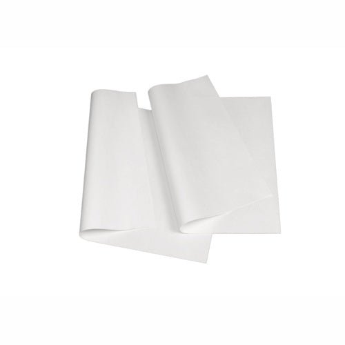 Twee vellen PAPSTAR perkamentvervanger 'pure' wit, vetbestendig en biologisch afbreekbaar van de PAPSTAR GmbH, overlappen elkaar gedeeltelijk en bollen lichtjes op een witte ondergrond.