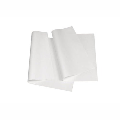 Twee vellen PAPSTAR perkamentvervanger 'pure' wit, vetbestendig en biologisch afbreekbaar van de PAPSTAR GmbH, overlappen elkaar gedeeltelijk en bollen lichtjes op een witte ondergrond.