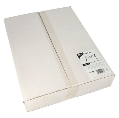 Een verzegelde, eenvoudige, witte doos van de PAPSTAR GmbH bevat 12,5 kg 'pure' witte perkamentvervanger, een biologisch afbreekbaar, vetbestendig papieralternatief. Een etiket aan de zijkant markeert de inhoud.