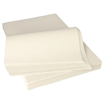 Een stapel gladde, ongevoerde PAPSTAR perkamentvervanger 'pure' witte vellen (12,5 kg, vetbestendig) van de PAPSTAR GmbH ligt gedeeltelijk overlappend. Deze milieuvriendelijke, crèmekleurige vellen zijn biologisch afbreekbaar en zeer geschikt voor duurzaam gebruik.