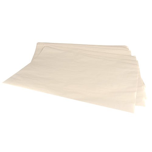 Een stapel PAPSTAR flessenzijde 1/4 vel, 50x37,5 cm, wit (500 vellen) inpakpapier van PAPSTAR GmbH op een vlakke ondergrond uitgelegd.
