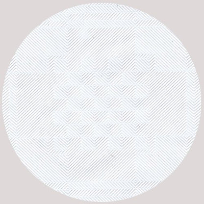 Een wit cirkelpatroon met dunne, diagonale grijze lijnen die geometrische vormen vormen, geeft het PAPSTAR papieren tafellaken met damastreliëf, 100 m x 1 m, wit (Folie, 1 rol) van de PAPSTAR GmbH op een lichtgrijze achtergrond een elegante uitstraling.