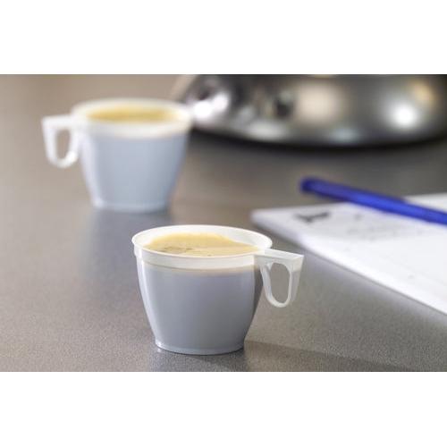 Twee kleine Starpak koffiekopjes (PS, 0,18l, Ø7,8cm, wit) uit een set van 10 staan gevuld met koffie op een grijze ondergrond, op de achtergrond zijn een blauwe pen en een onscherp wit vel papier te zien.