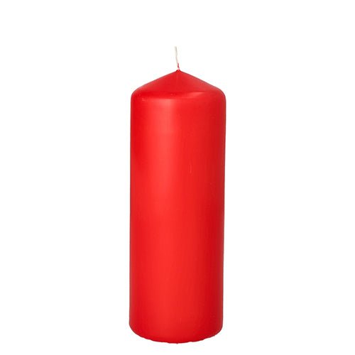 De PAPSTAR stompkaars rood (Ø 60 mm, 165 mm, krimpfolie) van PAPSTAR GmbH staat rechtop op een witte ondergrond - ideaal als decoratieve kaars voor elke sfeer.