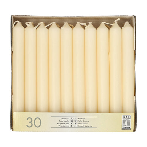 De Starpak-doos bevat 30 crèmekleurige tafelkaarsen (Ø 2,1 cm · 19,6 cm) in twee rijen, voorzien van productinformatie en keurmerken – ideaal voor een elegante tafeldecoratie.