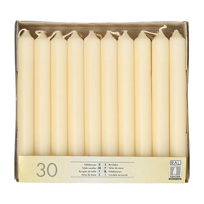 De Starpak-doos bevat 30 crèmekleurige tafelkaarsen (Ø 2,1 cm · 19,6 cm) in twee rijen, voorzien van productinformatie en keurmerken – ideaal voor een elegante tafeldecoratie.
