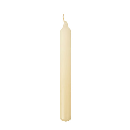 Een enkele, onbelichte Starpak 30 tafelkaars (Ø 2,1 cm · 19,6 cm) in crème staat rechtop met licht gebogen lont voor een witte achtergrond – ideaal voor een elegante tafeldecoratie.