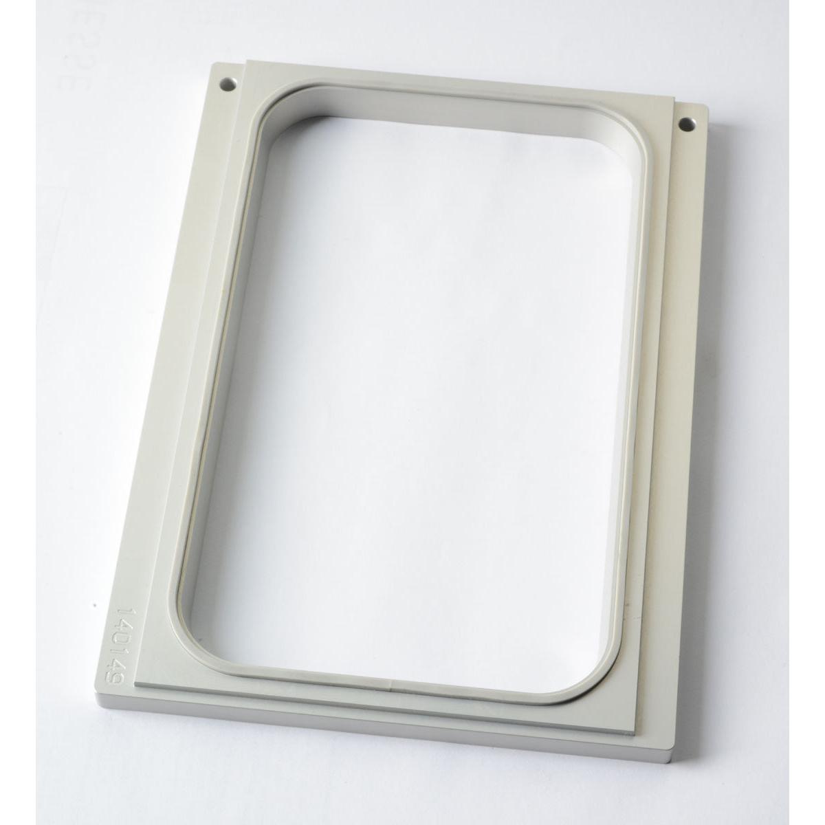 De Duni GmbH Kassette DF10/20 is een rechthoekig, lichtgrijs frame met afgeronde binnenhoeken en vier schroefgaten, perfect voor de organisatie van PP schalen 265x162x50 of 265x162x70 mm als praktische opbergoplossing. De verpakking bevat 1 stuk.