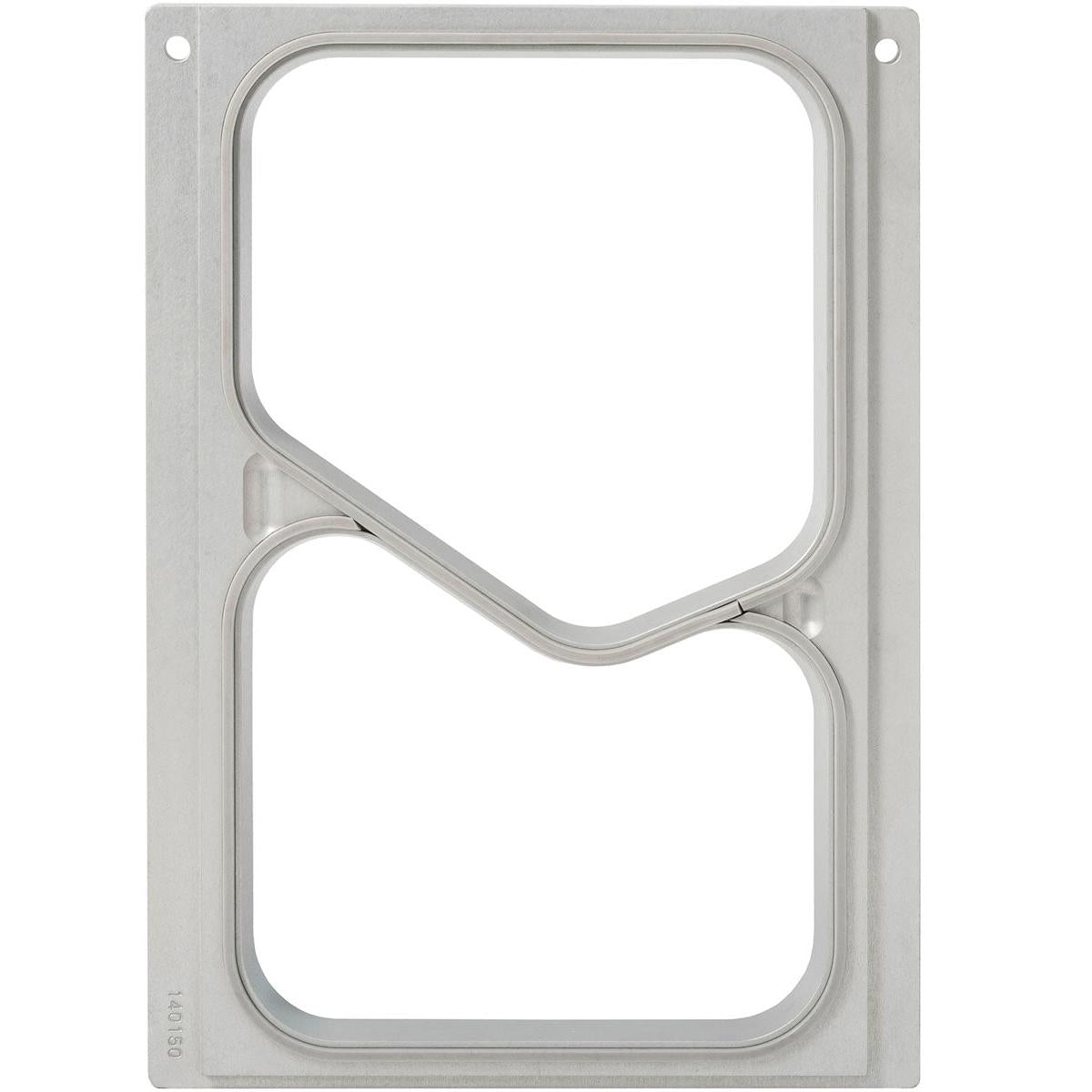 De cassette DF10/20 van Duni GmbH is een rechthoekig zilveren metalen frame met twee grote, onregelmatige uitsparingen en afgeronde hoeken, compatibel met 2-comp. PP GN menuschalen 630/490 ml. Het heeft bevestigingsgaten in twee hoeken.