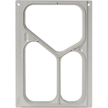 Die Kassette DF10/20 von Duni GmbH ist ein rechteckiger Metallrahmen für drei PP Menüschalen (490/370/200 ml) mit einer trichterförmigen Öffnung oben und zwei abgerundeten Rechtecken unten. Schraublöcher säumen die Ränder. Packung: 1 Stück.