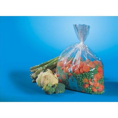 Een transparante Starpak 90 diepvrieszak (LLDPE, 2 l, 30 x 20 cm), gevuld met bevroren gemengde groenten - erwten en wortelen - ligt naast verse asperges, bloemkool en broccoli op een blauw oppervlak.