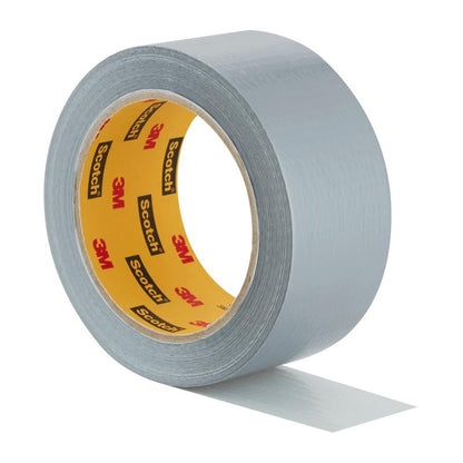 Een rol Scotch® Universal Tape 2904 (25 m x 48 mm) van 3M Deutschland GmbH, gedeeltelijk afgerold om de gele binnenkern met rood 3M- en zwart Scotch-logo zichtbaar te maken.