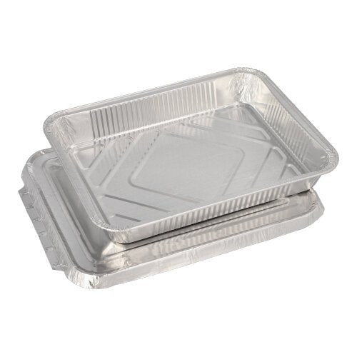 Twee rechthoekige Starpak 50-maaltijdbakjes + deksels; de aluminium dienbladen van Starpak zijn gestapeld tegen een eenvoudige witte achtergrond. Elk dienblad heeft opstaande randen en een licht gestructureerd oppervlak, ideaal voor het serveren van maaltijden in de horeca.