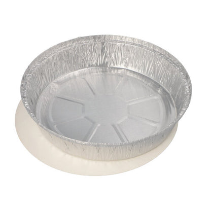 Een ronde, lege Starpak 25 schaaltjes-aluminiumfolie met PP-gecoate inzetdeksel staat op een eenvoudige witte ondergrond, ideaal voor catering of afhaalmaaltijden.
