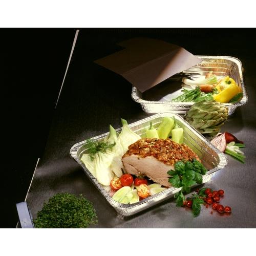 Drie Starpak Gastronorm-containers (Alu, 3,4L, 5x26,2x32,2cm) presenteren verschillende verse groenten, kruiden, gekookt vlees met kruiden, tomaten en citroenschijfjes. Helder groen siert de tafel tegen een donkere achtergrond.