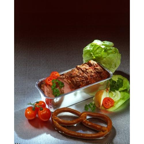 Op een rechthoekige Starpak 10 bakvorm-schaal (1,09 l, 6 cm x 10,2 cm x 23 cm) liggen gehaktbroodplakken met tomaten en peterselie. Rondom de schaal liggen salade, cherrytomaten, een pretzel en een halve ui, gegarneerd met peterselie en tomaten.