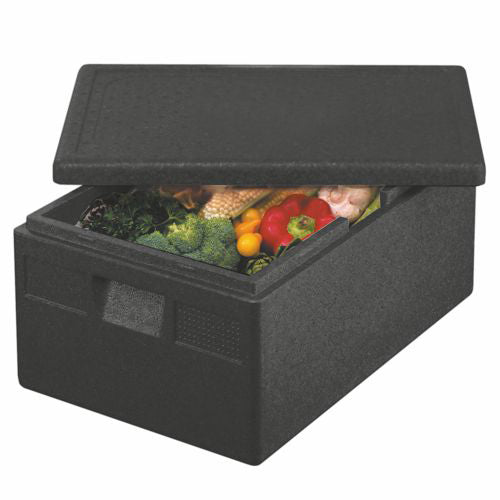 Een gedeeltelijk geopende Starpak isolerende transportcontainer, EPP 68,5 x 48,5 x 36 cm zwart "Euro-norm", toont binnenin verschillende soorten groenten zoals broccoli, rode paprika, maïs en tomaten.