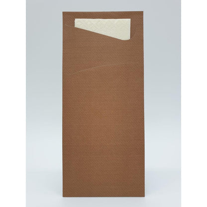 Een bruine papieren envelop (190 x 85 mm) van Duni GmbH, waarvan de bovenhoek licht geopend is, toont een witte Sacchetto Zelltuch-servet binnenin tegen een eenvoudige lichtgrijze achtergrond en benadrukt dit praktische accessoire.