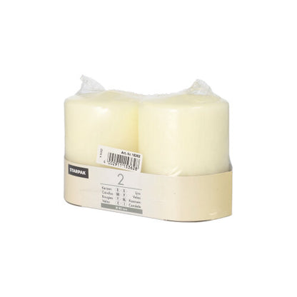 Twee witte Starpak 2 stompkaarsen Ø 80 mm met platte kop zijn samen verpakt in transparant plastic en hebben een beige etiket met productinformatie en barcode op een eenvoudige witte achtergrond.