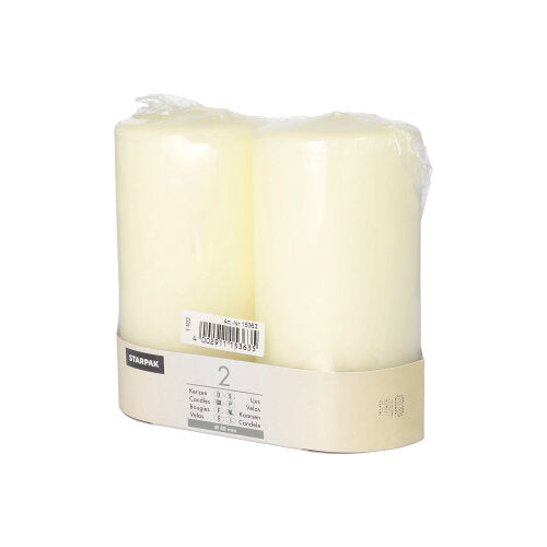 De Starpak 2 stompkaarsen Ø 80 mm set met platte kop wordt samen verpakt in heldere folie en een wit etiket voor productinformatie en barcode – tijdloze elegantie voor elk huis.