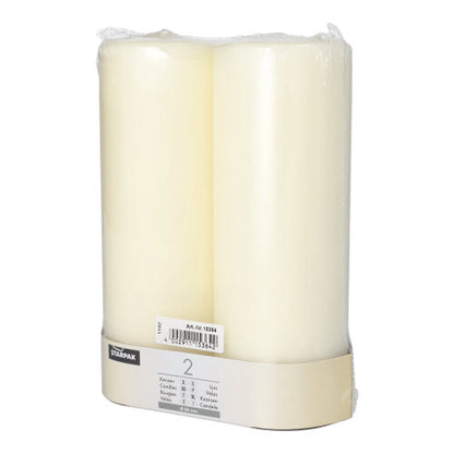 Twee witte Starpak 2 stompkaarsen Ø 80 mm met platte kop, verpakt in doorzichtig plastic met een beige etiket met productdetails en barcode, geven elke omgeving tijdloze elegantie.
