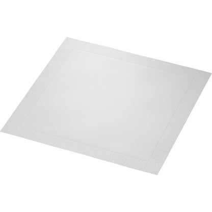 Een enkele Duni GmbH Klassikservietten 40 x 40 cm 4-laags, geperst 1/4 vouw servet wordt schuin op een effen achtergrond gepresenteerd en toont zijn subtiel geperste rand en het gladde midden.