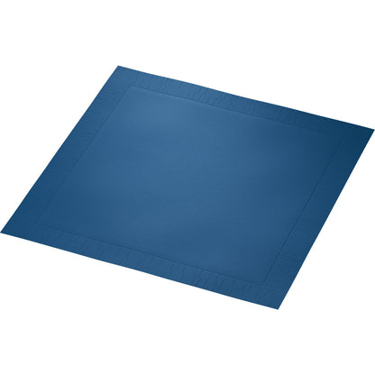 Een blauw Klassikservietten 40 x 40 cm 4-laags, geperst 1/4 vouw van Duni GmbH, met gestructureerde rand en glad midden, afgebeeld op witte achtergrond.