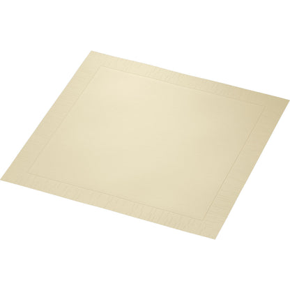 Afgebeeld is een crèmekleurige Duni GmbH Klassikservietten 40 x 40 cm, 4-laags, geperst 1/4 vouw papieren servet met subtiel gestructureerde rand op witte achtergrond.
